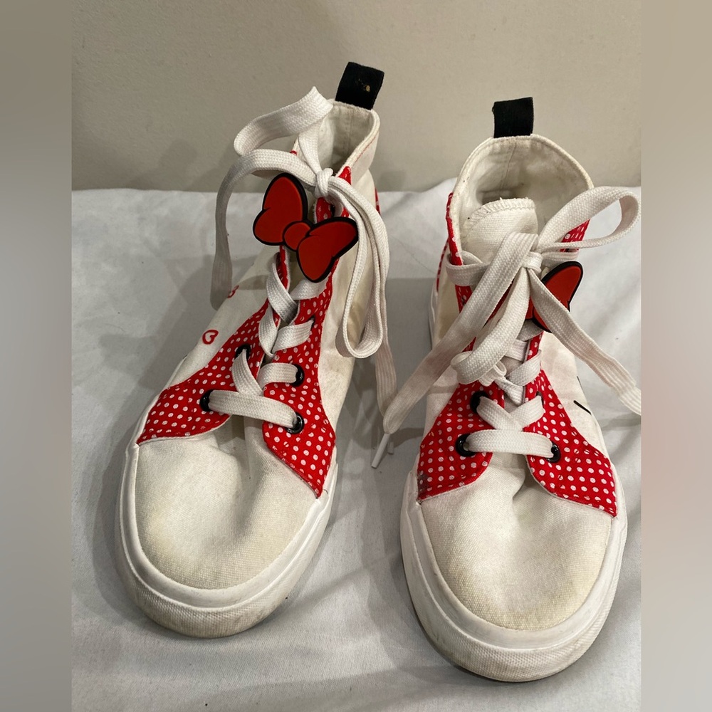 The cutest Mini Mouse by Disney high tops. Size 4.